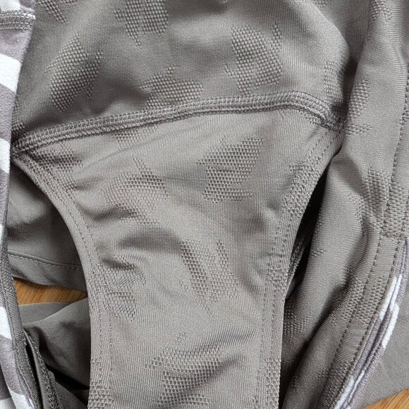 EUC Rabbit Catch Me If You Can Running Shorts Large Silver Filigree Stripe gray - Picture 8 of 11